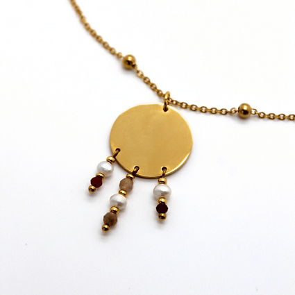 Collier fabriqué à la main en France. Entièrement en acier inoxydable, pierres naturelles, perles d'eau douce et perles d'or.