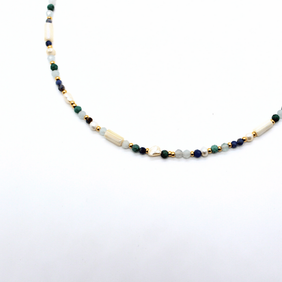 collier en acier inoxydable, perles d'eau douce et pierres naturelles bleues. Fait à la main en France.