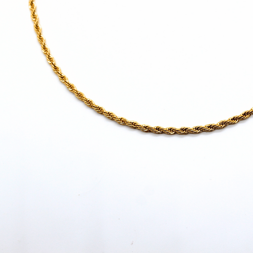 collier en acier inoxydable doré fait à la main en France.