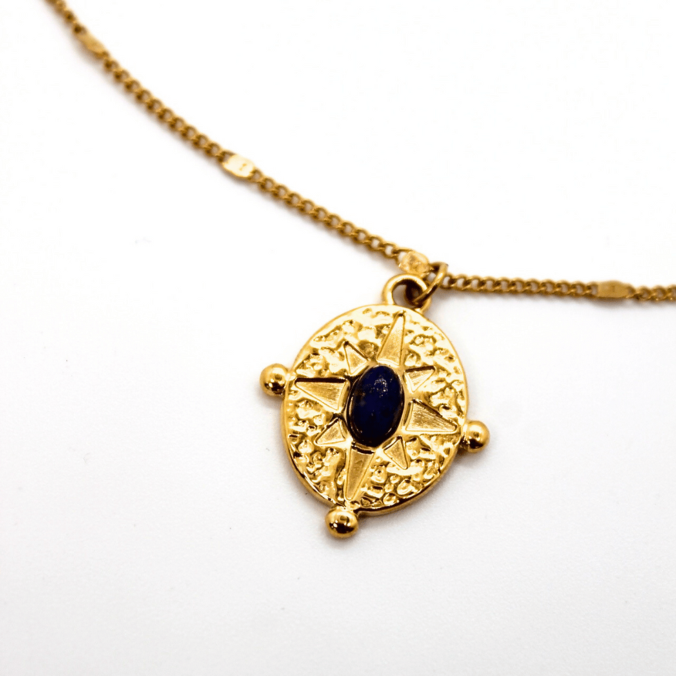 collier fin en acier inoxydable avec un médaillon en lapis lazuli bleu et acier inoxydable doré. Fait à la main en France.