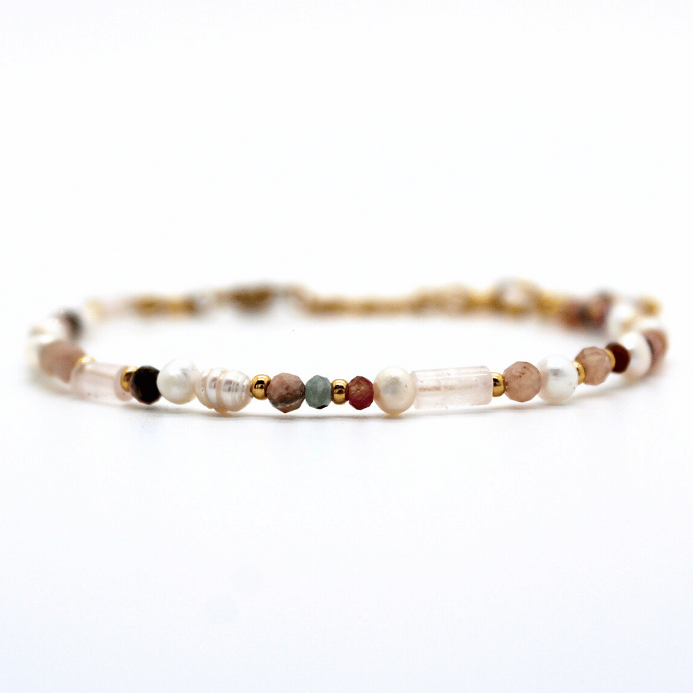 Bracelet en acier inoxydable doré, perles d'eau douce et pierres naturelles roses fait à la main en France.