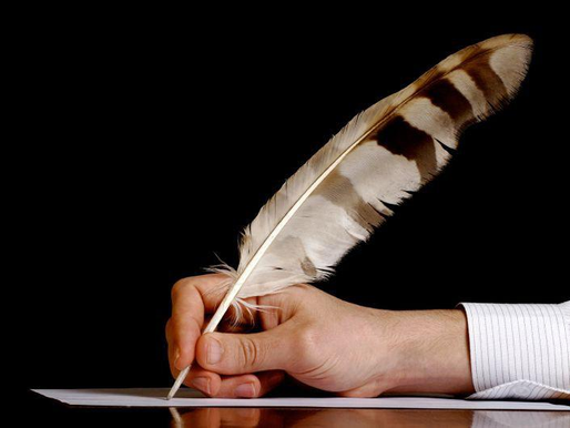 Na imagem homem moderno escrevendo com uma pena 