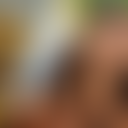 estudante analisando proposta de redação e refletindo sobre o tema