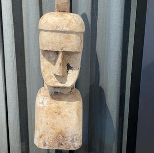 Beeld op zwart houten voet