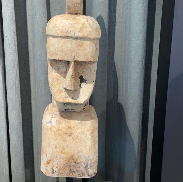 Beeld op zwart houten voet
