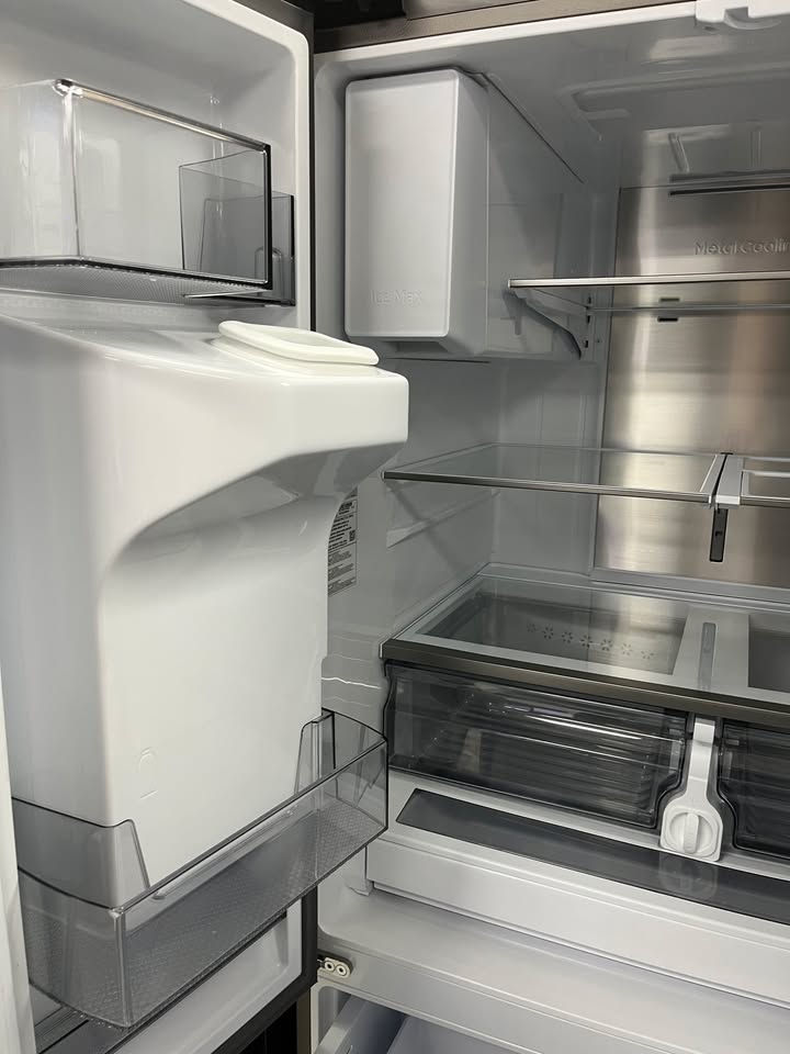 Thumbnail: Samsung Refrigerator! 31 cu ft French Door 4-Types of Ice Stainless Steel