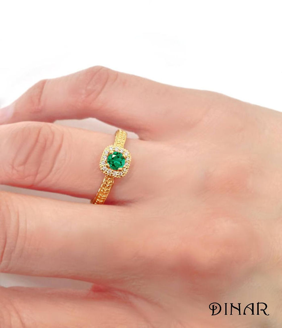 תמונה ממוזערת: אזמרגד והילת יהלומים בעיטורי עלים