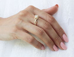 טבעת אירוסין יהלומים מפותלת