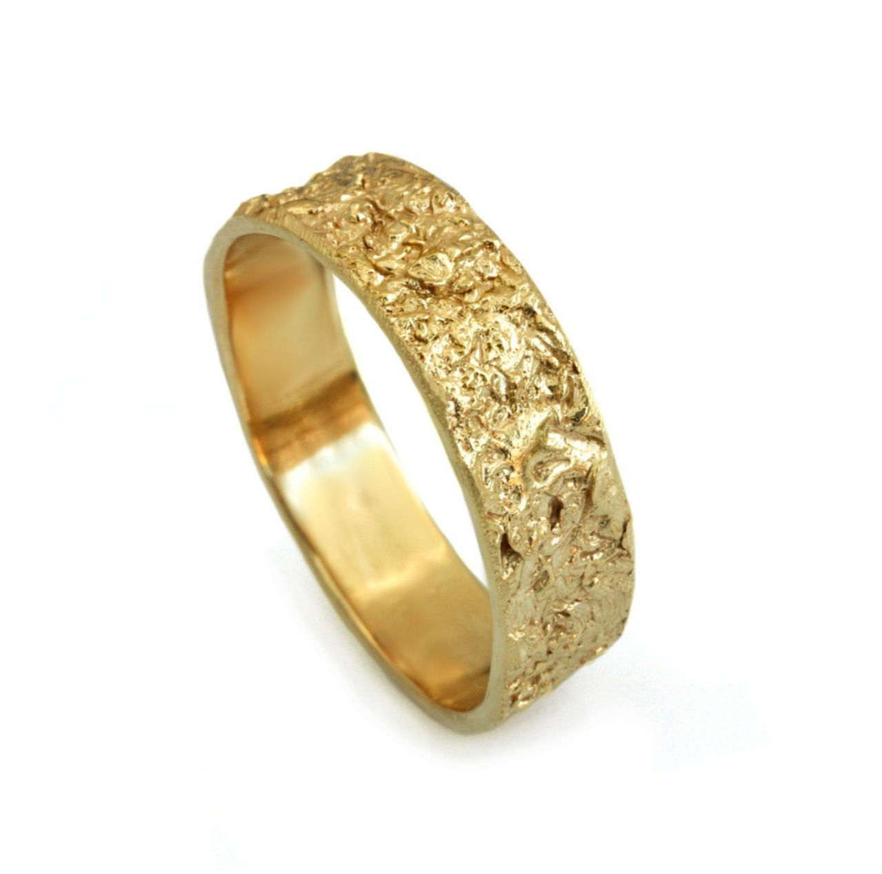טבעת נישואין מעוצבת טקסטורה גולמית עבודת יד זהב 14 קראט,