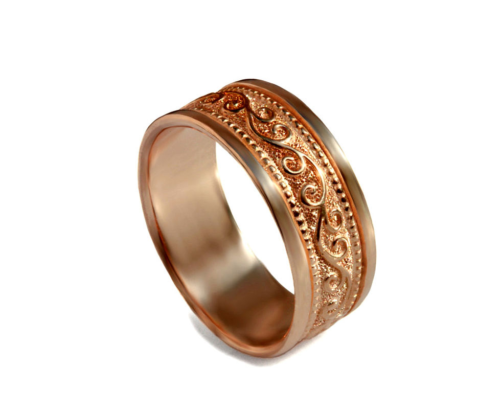 טבעת נישואין זהב רחבה  פיתולים משולבים באמצע הטבעת  מעוטרים בשוליים רחבות ופסי מיליגרן