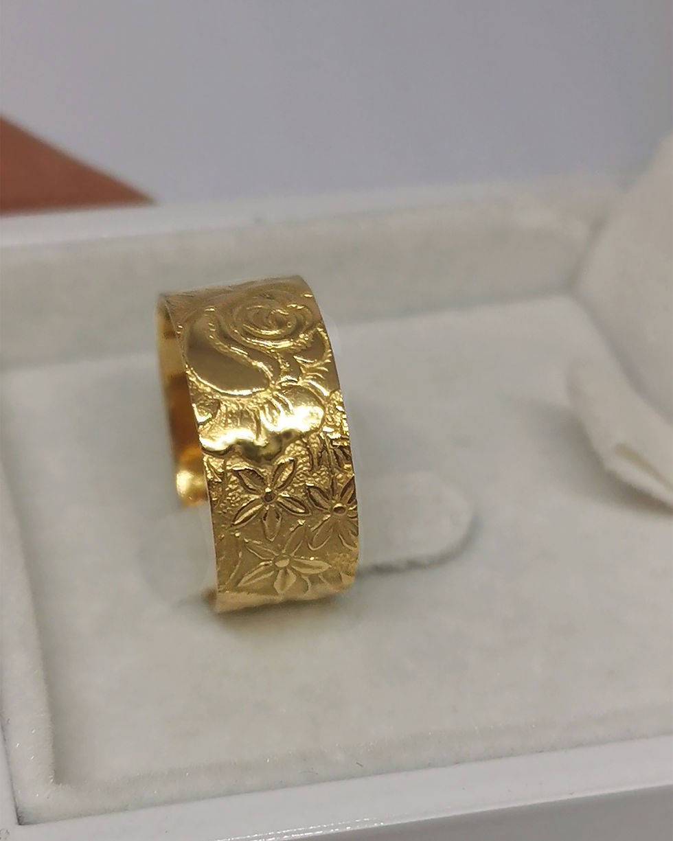 תמונה ממוזערת: טבעת נישואין רחבה חריטות פרחים שושנים