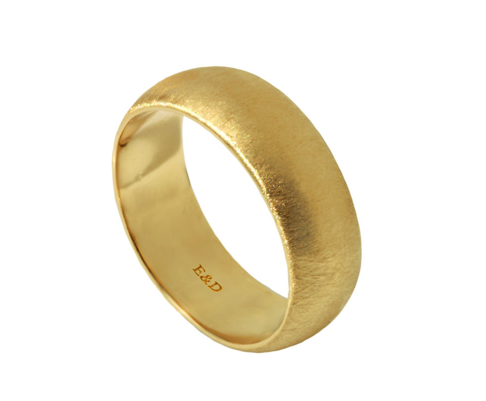 טבעת נישואין רחבה לגבר ולאישה,  טבעת מקומרת גימור מאט זהב מוברש