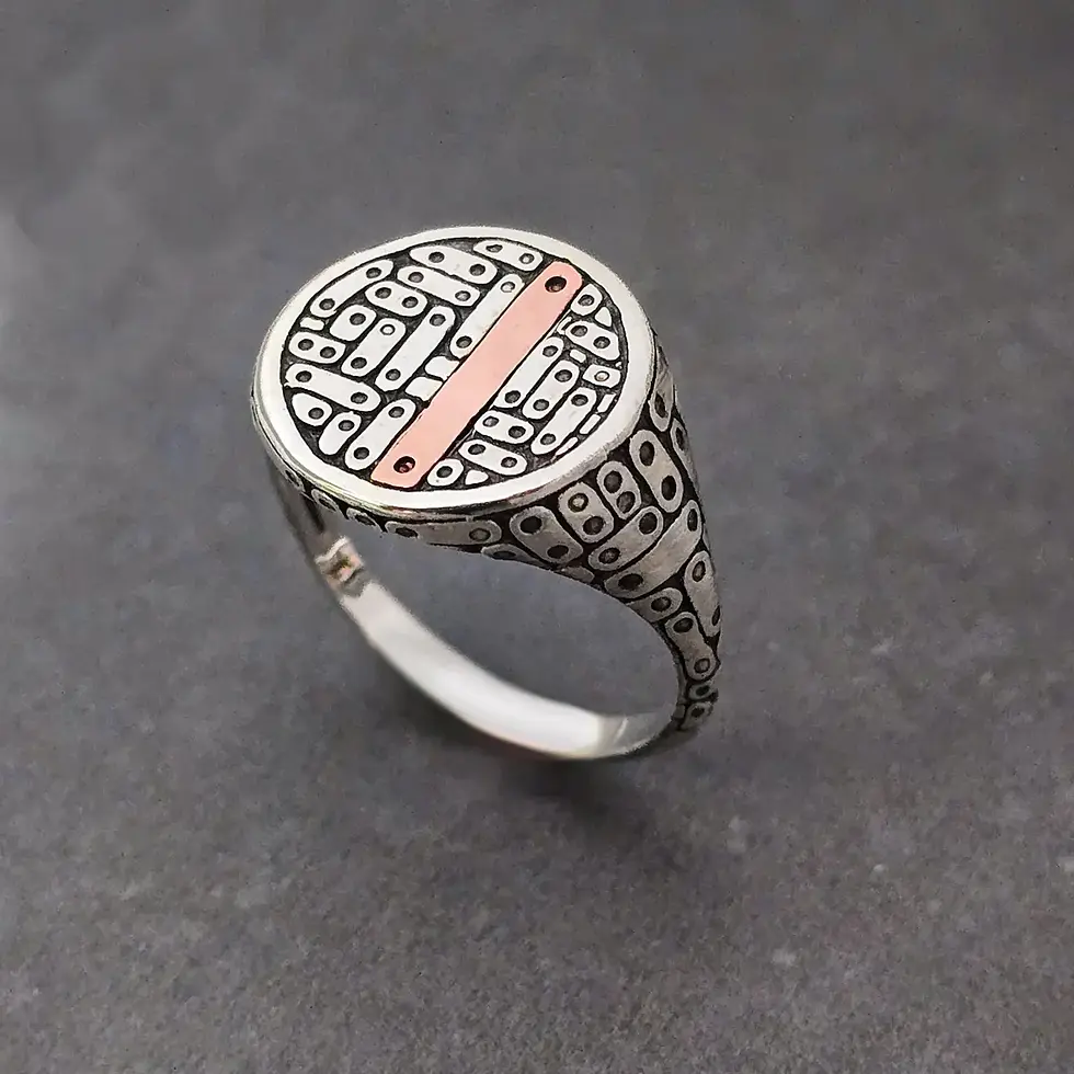 Thumbnail: טבעת חותם כסף לגבר , טבעת כסף עם זהב אדום לגבר, טבעת כסף מודרנית חריטות כסף מושחר