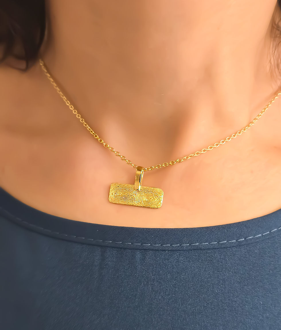 Thumbnail: תליון זהב מלבן עם שני טביעות אצבע של הילדים, תליון טביעות אצבע של בני הזוג, תליון זהב טביעות אצבע