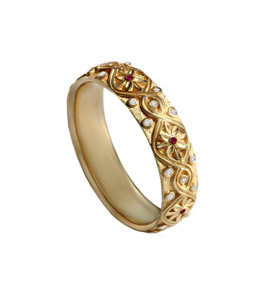 טבעת 'קשר אינסוף' זהב צהוב יהלומים ורובי, טבעת משובצת יהלומים ואבני רובי, טבעת פרחים לאישה, טבעת קשר קלטי אינסוף משובצת