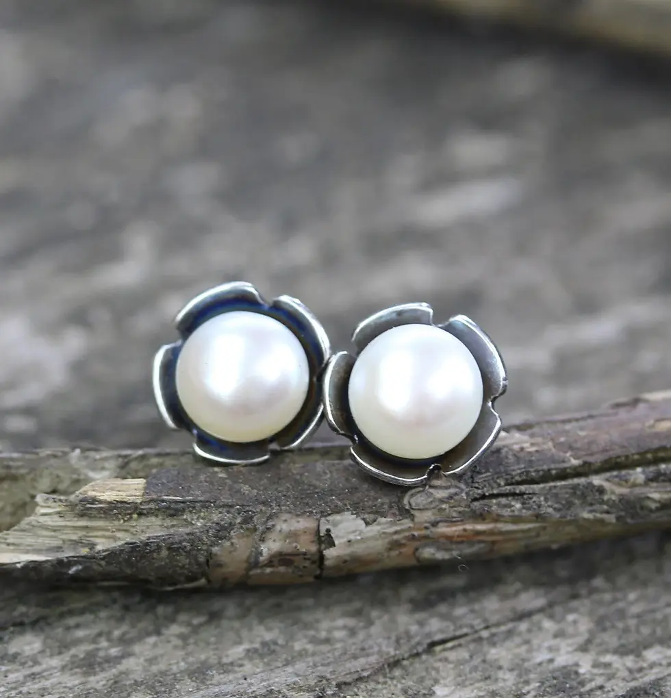 Thumbnail: Pearl sterling silver flower stud earrings MEDIUM