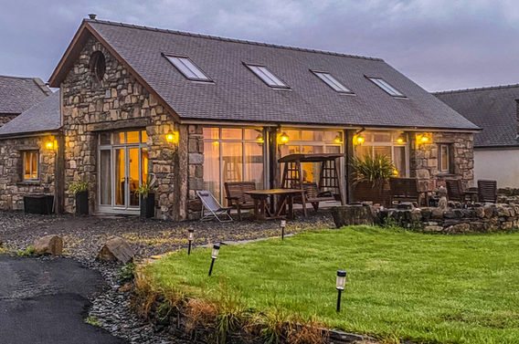Dog friendly accommodation near Snowdon. Hotel in Eryri Snowdonia, cottages in north wales with mountain views.
