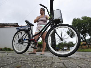 JOINVILLE - HOMEM MORRE AO CAIR DE BICICLETA EM BURACO EM AVENIDA