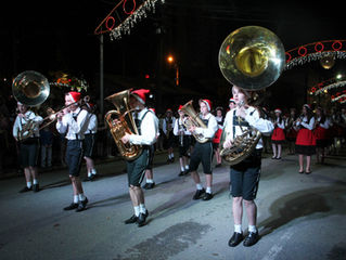DESFILE DE NATAL EMOCIONA CANOINHENSES