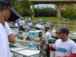 VOLUNTÁRIOS REALIZAM LIMPEZA NO RIO IGUAÇU NO 16º ENCONTRO ECOLÓGICO