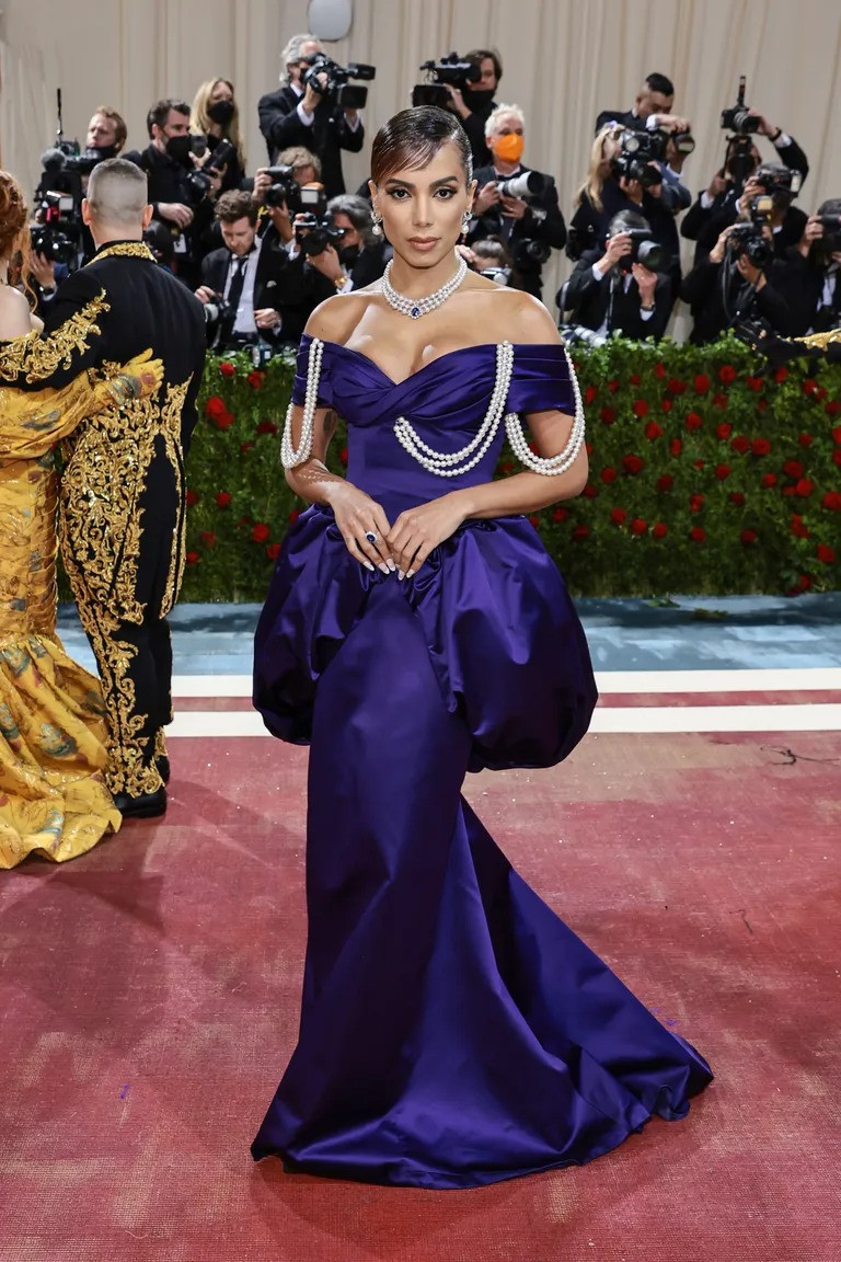 anitta com seu vestido roxo estilo contemporâneo no met gala 2022
