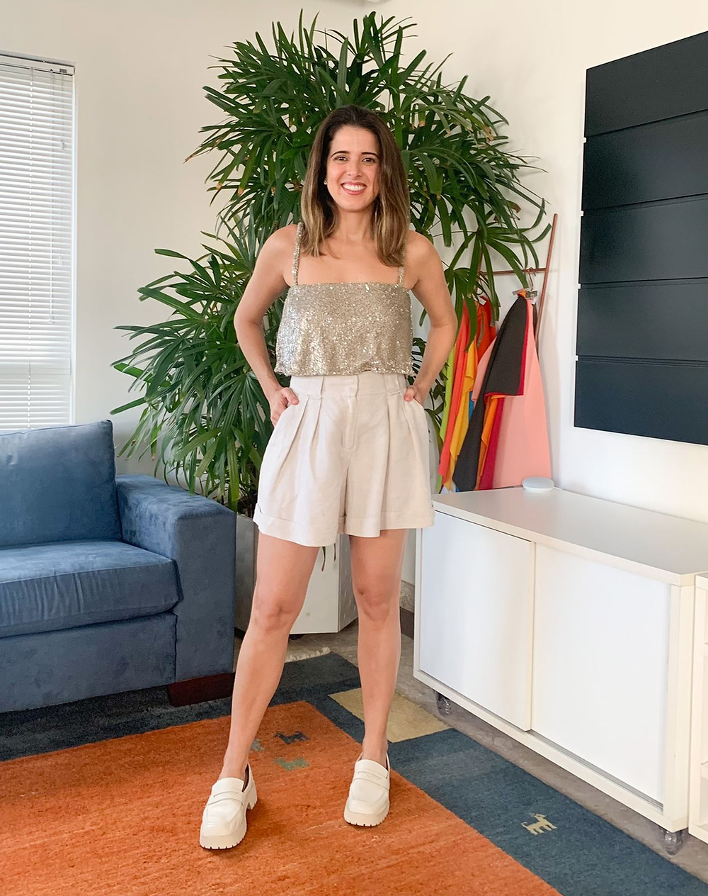 juliana berman combinando mocassim tratorado com short e brilho