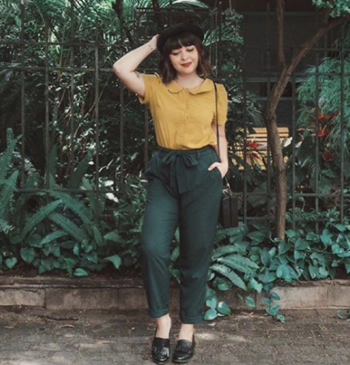 mulher mostrando que cor verde combina com cor mostarda