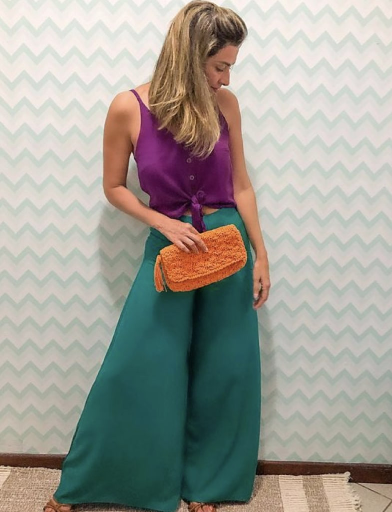 mulher exibindo que cor verde combina com mais de duas cores