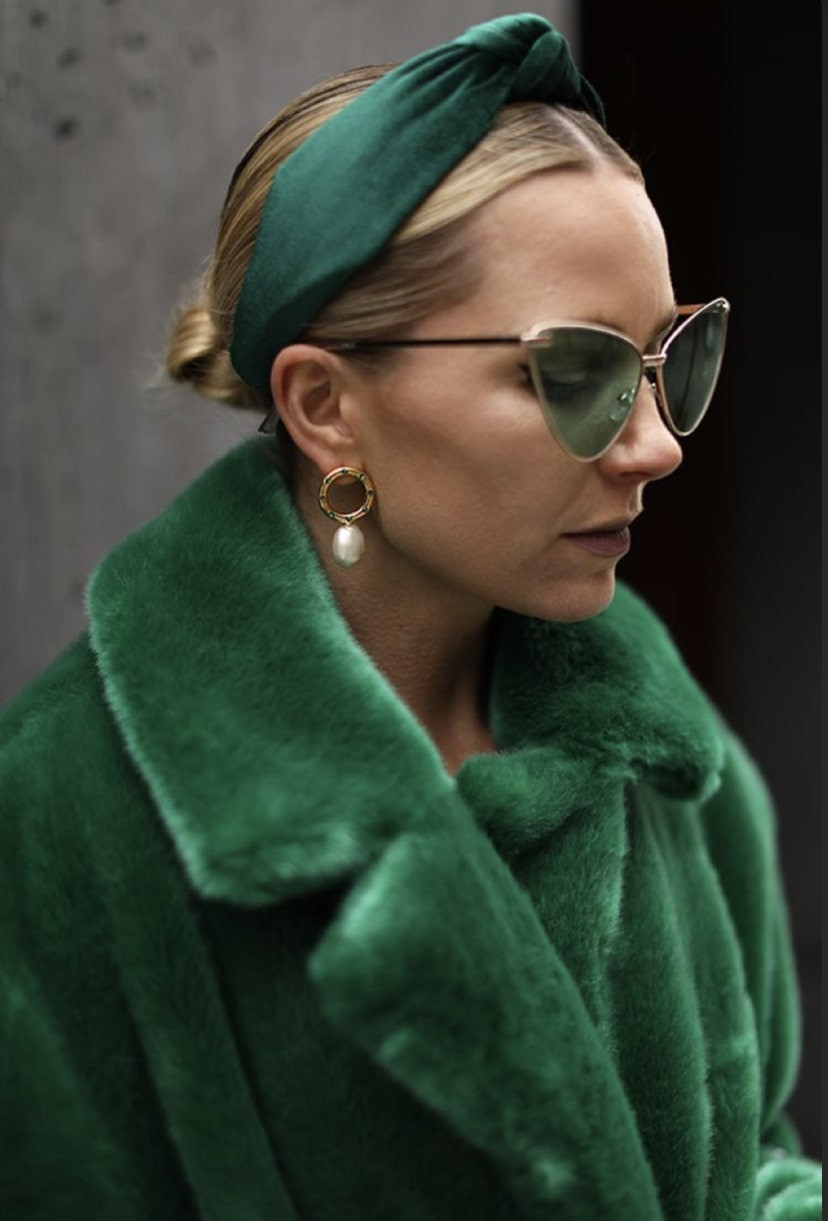 mulher com look monocromático verde