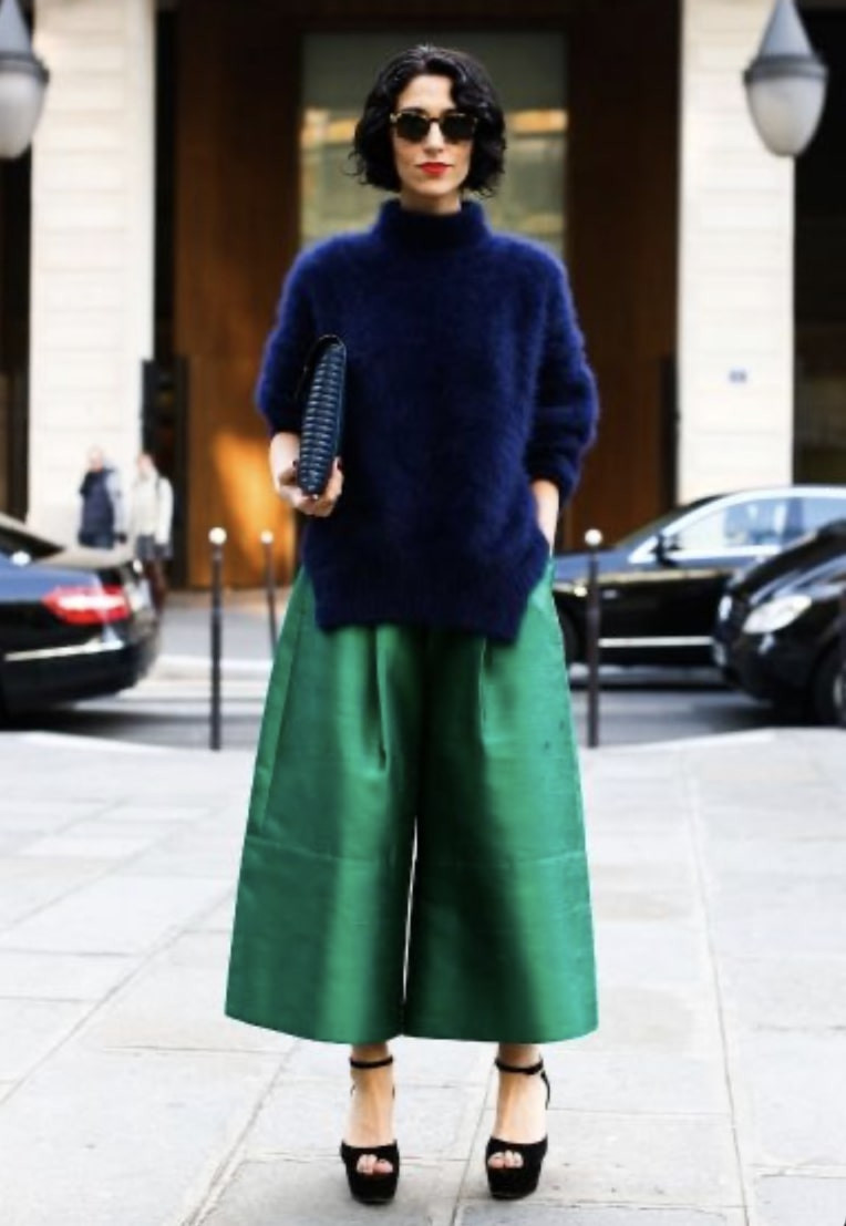 mulher exibindo que cor verde combina com azul