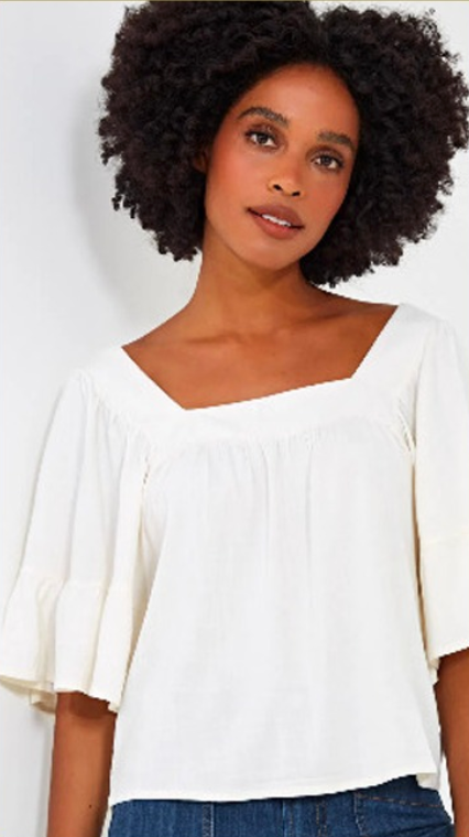 mulher com camisa com tipo de decote quadrado