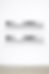 Moderne Edelstahl-Regale an Wand.png