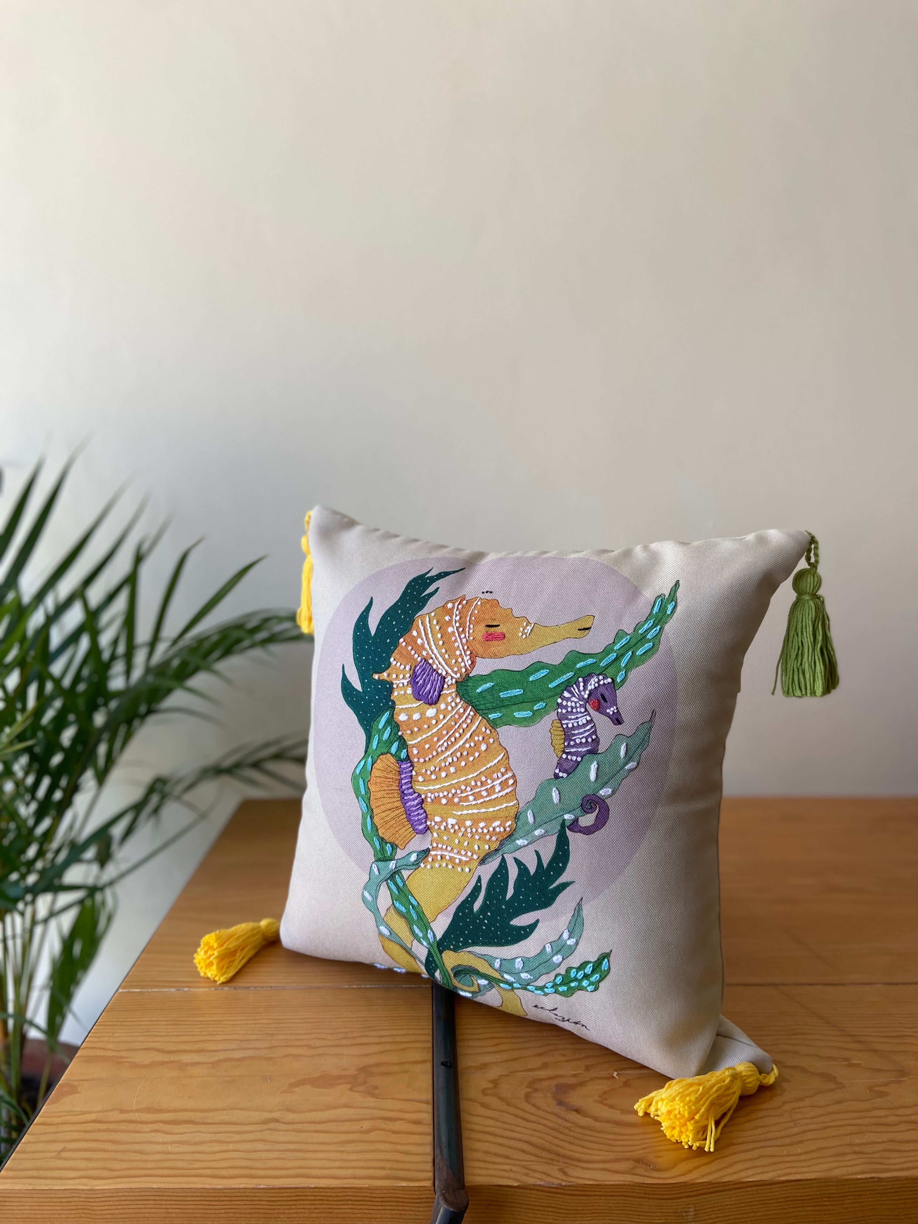 Cojín bordado “hipocampo”