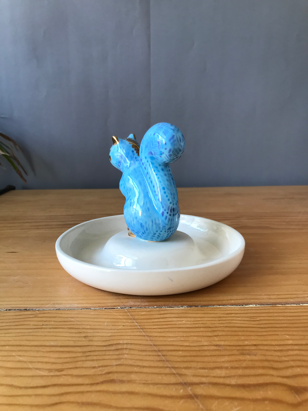 Miniatura: Aníllelo de ardilla decorado con oro 