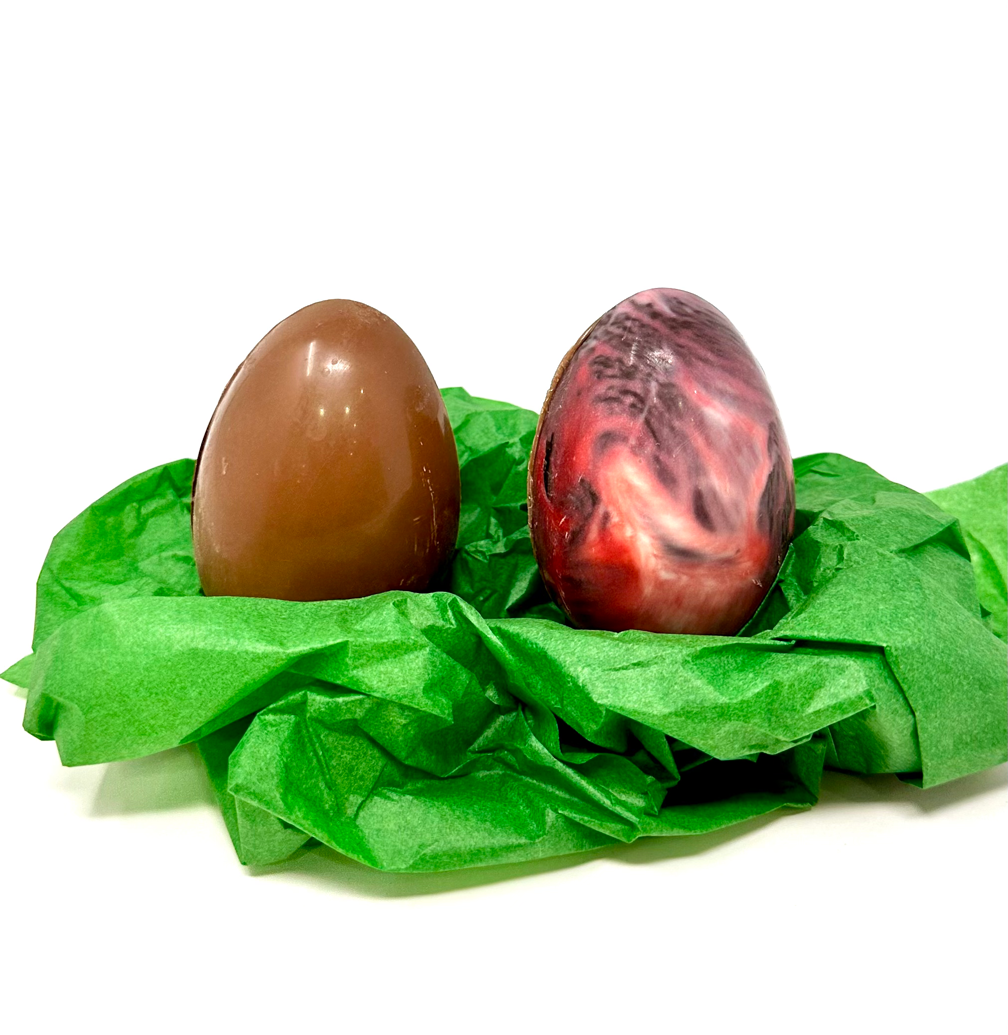 Pâques œuf en chocolat garni de chocolat 