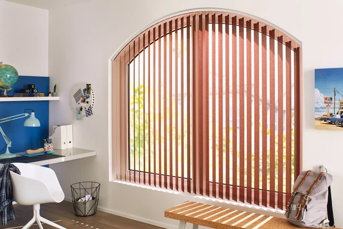 Lamellenvorhang für Sonderformen und maßgefertigte Fensterlösungen.