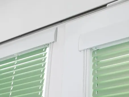 Aluminium-Innenjalousien als Sonnenschutz in Berlin – Tageslicht flexibel regulieren