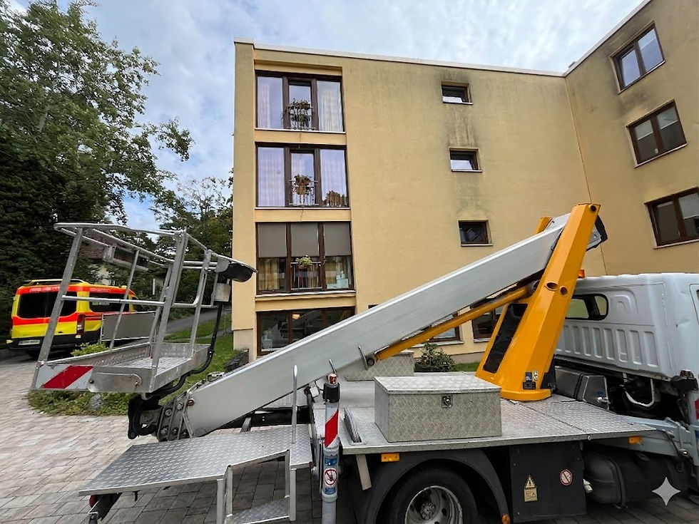 Markise Reparatur mit Arbeitsbühne.