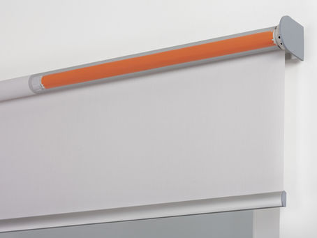 Modernes elektrisches Innenrollo mit Akkumotor und Funkfernbedienung an einem großen Wohnzimmerfenster.