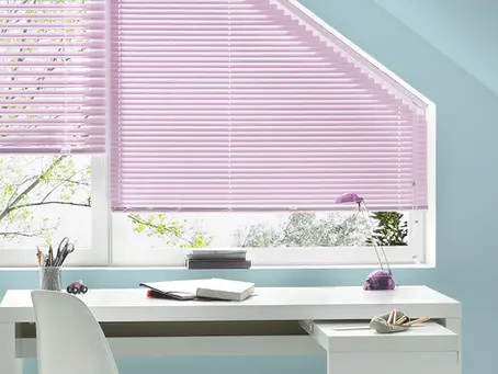 Aluminium-Innenjalousien mit Smart Home in Berlin – intelligente Lichtsteuerung für moderne Räume