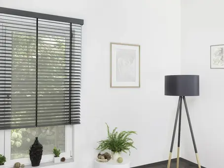 50 mm Aluminium-Innenjalousien in Berlin – großzügige Lamellen für moderne Fensterflächen