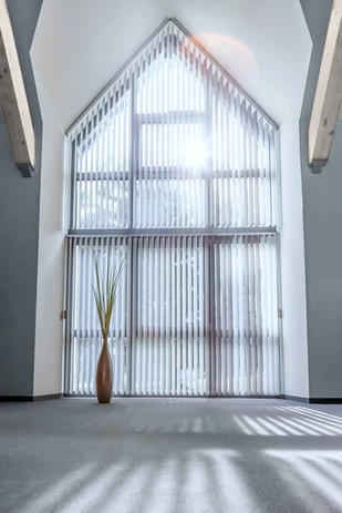 Lamellenanlage in Sonderform für außergewöhnliche Fensterlösungen und Sonnenschutz.