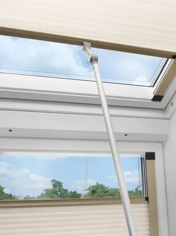 Energiesparendes Wabenplissee für Dachfenster mit verbessertem Hitzeschutz und angenehmem Raumklima.