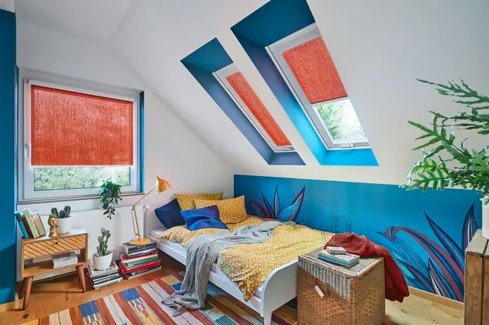 Dachfenster-Rollo für Dachgeschosswohnungen mit Verdunkelungsfunktion und Hitzeschutz.
