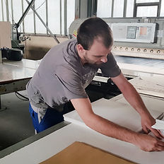Ein Mitarbeiter der Mitteldeutschen Papier GmbH bei seiner Tätigkeit