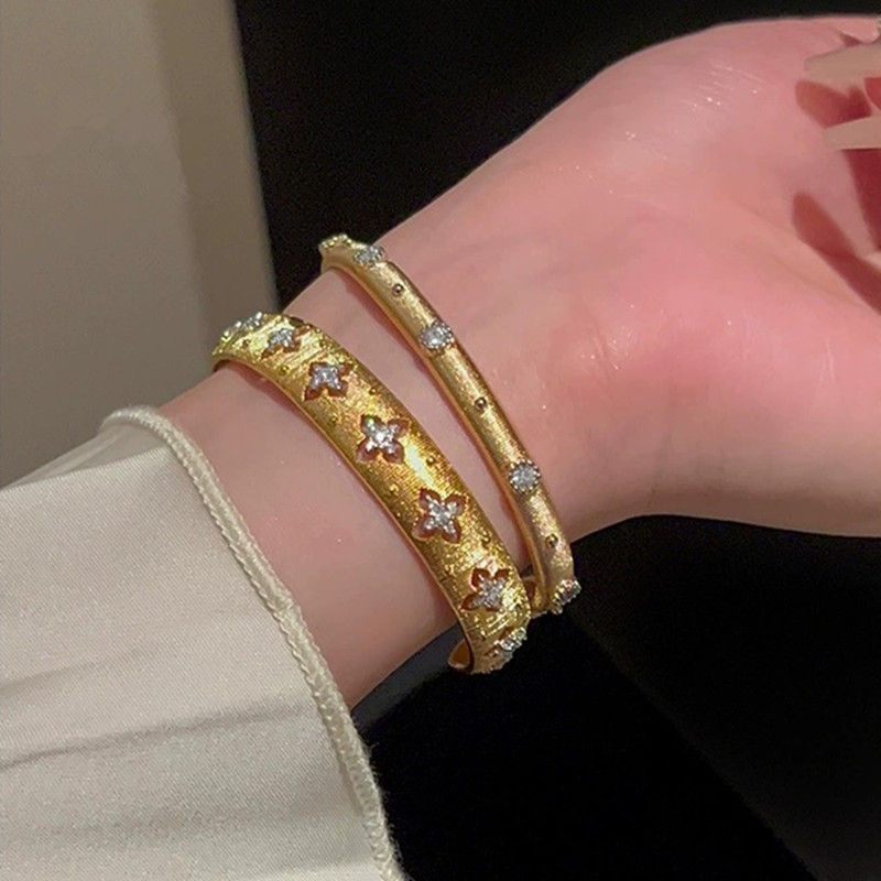 The Luxurious Gemstone Sparkling Diamond Brushed Bracelet Is a Fashionable Jewel