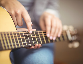 Insegnante Dando lezioni di chitarra