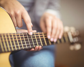 Enseignant donnant des cours de guitare