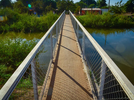 Antonio Menéndez entrega obras de puente peatonal y alumbrado público en El Guayabo.