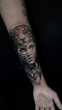 eine frau gesicht oben mit eine löwin und black letter effekt, black and grey realistisches tattoo, gestochen von janos tattoo bern in inkwerk bern